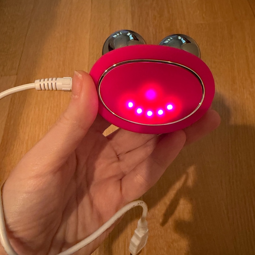 FOREO Age-Defying Bear Microcurrent Facial Device - Picture 2 of 2